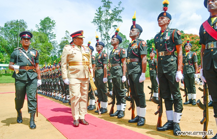 ධූරයෙන් නික්ම යන ආරක්‍ෂක සේනා ආඥාපති - මධ්‍යම වෙත එම මූලස්ථානයේ ගෞරවාචාරය