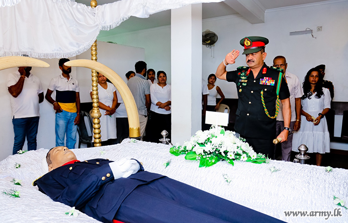Commander Pays Last Respect to Late Colonel D.M.B.P.B Dissanayaka RSP USP of the Sri Lanka Artillery (SLA)