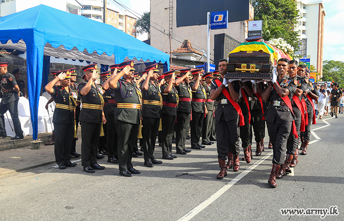 කර්නල් ඩී.එම්.බී.පී.බී. දිසානායක ආර්එස්පී යූඑස්පී ගේ දේහය පිළිබඳ අවසන් කටයුතු හමුදා ගෞරවාචාර මධ්‍යයේ සිදුකරයි