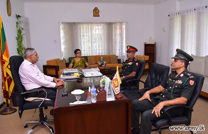 11 පාබල සේනාංකයේ සේනාංකාධිපති, මධ්‍යම පළාත් ආණ්ඩුකාරතුමන් හමුවෙයි