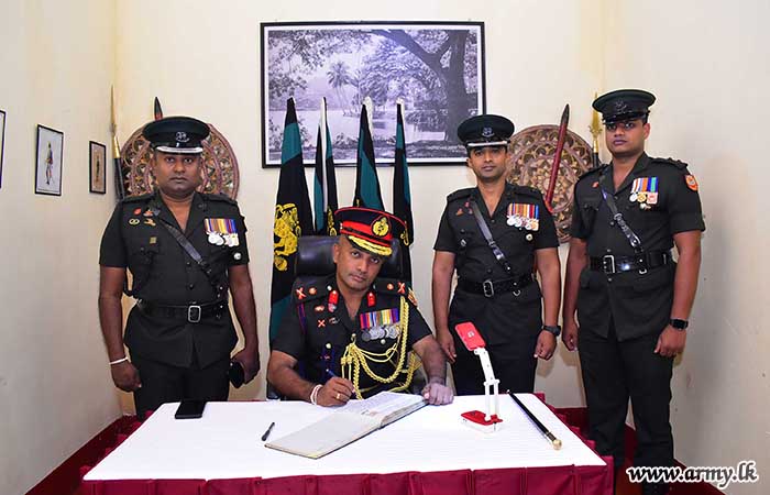 11 පාබල සේනාංකයේ සේනාංකාධිපති 2 (ස්වේච්ඡා) ශ්‍රී ලංකා සිංහ රෙජිමේන්තුවේ නිල සංචාරයක