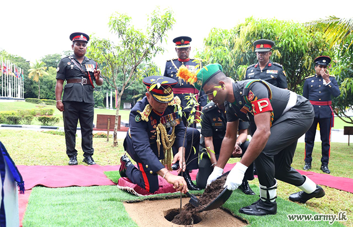 ශ්‍රී ලංකා යුද්ධ හමුදාවේ 75 වන සංවත්සර දිනයට සමගාමීව ආරක්‍ෂක සේනා මූලස්ථානය - බටහිර පරිශ්‍රයේ පැළ රෝපණය කෙරේ