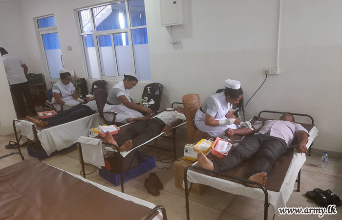 11 පාබල සේනාංකයේ භටපිරිස්හි මූලිකත්වයෙන් ලේ දන්දීමේ වැඩසටහනක්
