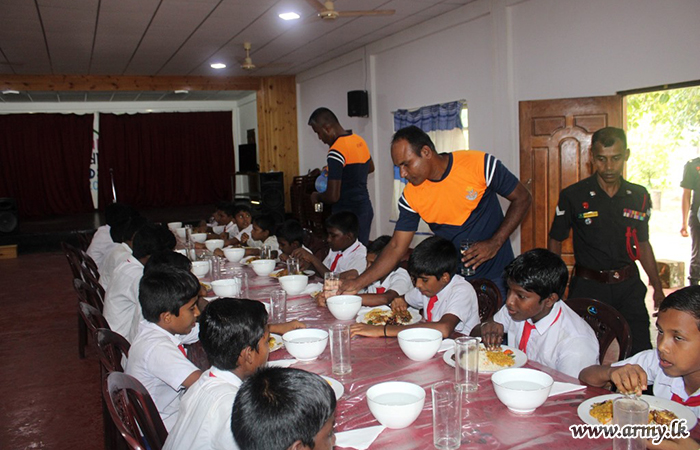 7 බලඇණිය ශ්‍රී ලංකා පාබල හමුදාවේ භටපිරිස් උර්තිරපුරම් අරෝබනම් ළමා නිවාසයේ නේවාසික ළමුන් වෙනුවෙන් දිවා භෝජන සංග්‍රහයක් පිරිණමයි
