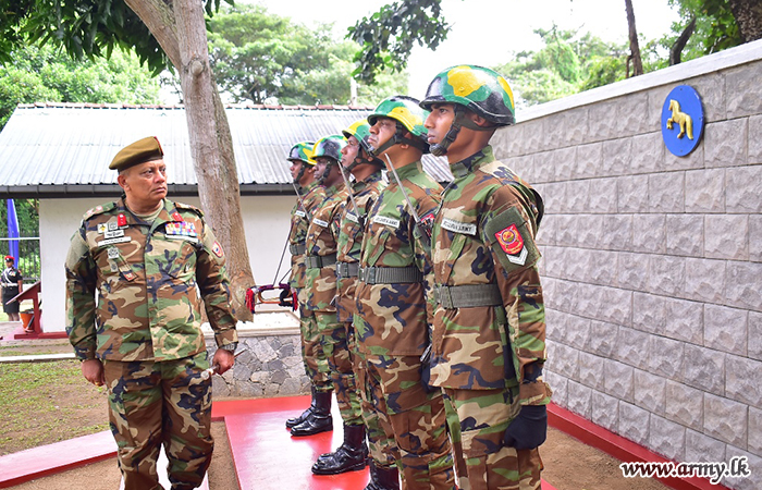 ආරක්‍ෂක සේනා ආඥාපති - මධ්‍යම 11 පාබල සේනාංකයේ නිල සංචාරයක