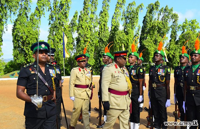 ධූරයෙන් නික්ම යන පාබල පුහුණු මධ්‍යස්ථානයේ සේනාවිධායකතුමන් වෙත එම පුහුණු මධ්‍යස්ථානයේ ගෞරවාචාරය