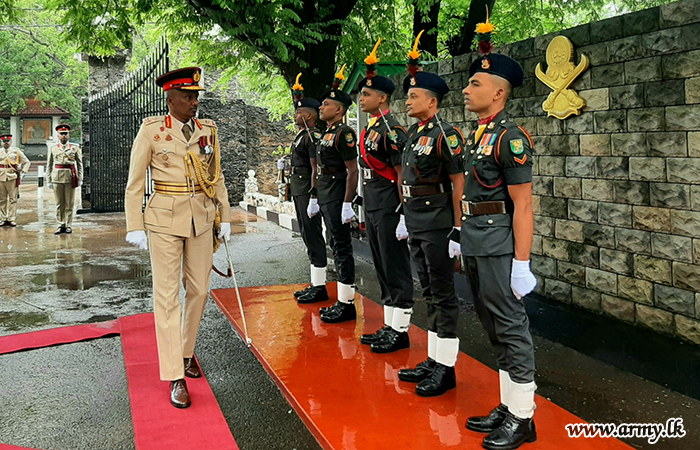ධුරයෙන් නික්ම යන 56 පාබල සේනාංකයේ සේනාංකාධිපතිතුමන් වෙත එම සේනාංකයේ ගෞරවාචාරය