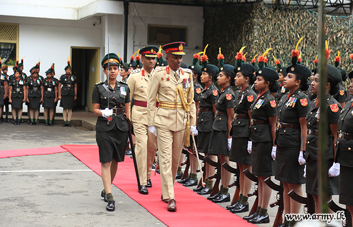 ධුරයෙන් නික්ම යන ශ්‍රී ලංකා කාන්තා බලකායේ බලකාධිපති වෙත එම බලකායේ ගෞරවාචාරය
