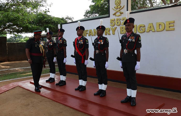 56 පාබල සේනාංකයේ සේනාංකාධිපතිතුමන් සිය බලප්‍රදේශයේ සංචාරයක