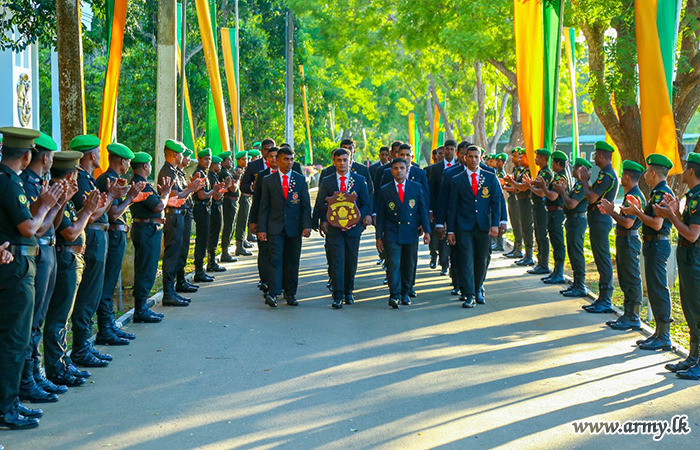 ගජබා රෙජිමේන්තු ක්‍රීඩකයින් සහ පුහුණුකරුවන්ට උපහාර පුදකරයි