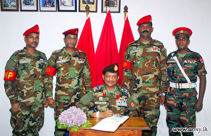ආරක්‍ෂක සේනා මූලස්ථානය - යාපනය භඨකාර්ය සම්පාදන ආඥාපති, 4 බලඇණිය ශ්‍රී ලංකා යුද්ධ හමුදා පොලිස් හේවා බලකායේ නිල සංචාරයක