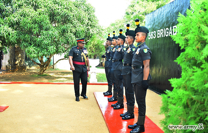 56 පාබල සේනාංකයේ සේනාංකාධිපති සිය බලප්‍රදේශයේ සංචාරයක