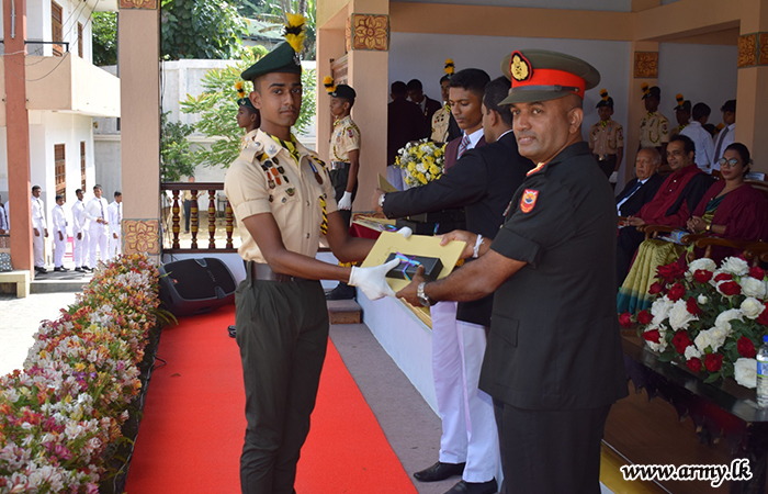 GOC 11 Infantry Division Attends Certificate Awarding Ceremony