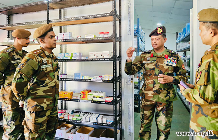 ආරක්‍ෂක සේනා මූලස්ථානය - යාපනය භඨකාර්ය සම්පාදක ආඥාපති පලාලි යුද්ධ හමුදා මූලික රෝහලේ නිල සංචාරයක