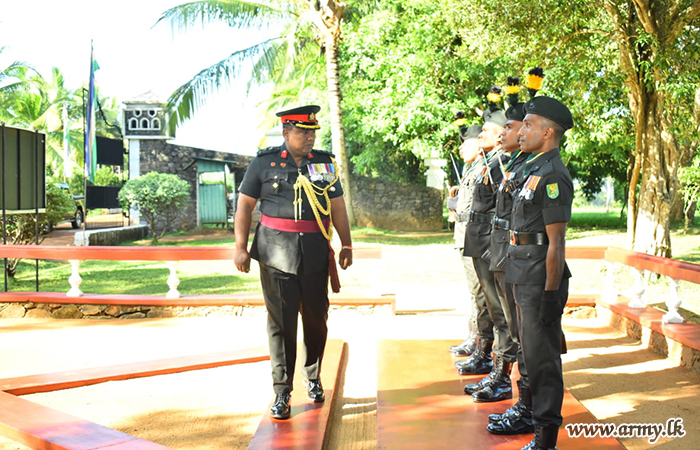 56 පාබල සේනාංකයේ සේනාංකාධිපති සිය බලප්‍රදේශයේ සංචාරයක