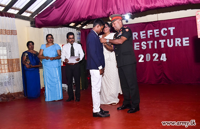 மாணவ தலைவர்கள் சின்னம் சூட்டும் விழாவில் 11 வது காலாட் படைப்பிரிவு தளபதி 