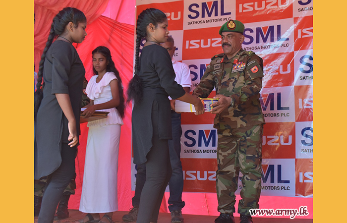 12 Infantry Division Conducts Donation Programme at Maha Ara Kanishta Vidyalaya