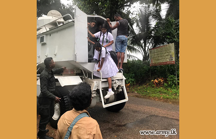 சீரற்ற காலநிலையால் பாதிக்கப்பட்ட க.பொ.த (உ/த) மாணவர்களுக்கு இராணுவம் உதவி