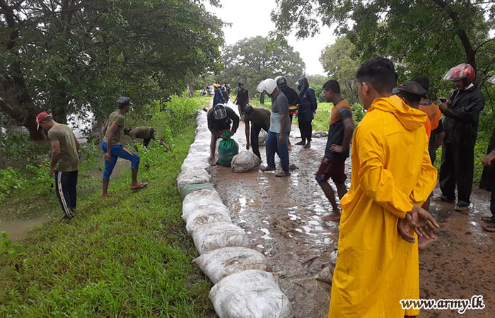 Troops of 3 SLLI and 8 GR Ensure Public Safety During Adverse Weather Condition