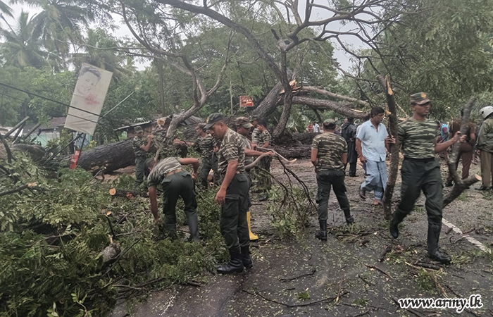 Troops Assist Flood Affected Families and Clear Traffic Blockage in Rasnayakapura