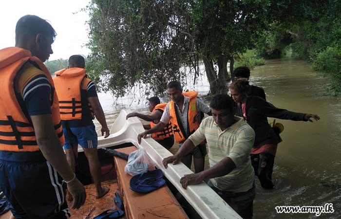 Troops of 1 SLNG Rescue Civilians Stranded by Floods