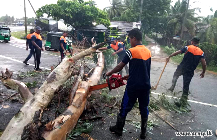 8 SLNG Troops Clear Thirukkovil Road and Assist with Damaged Houses