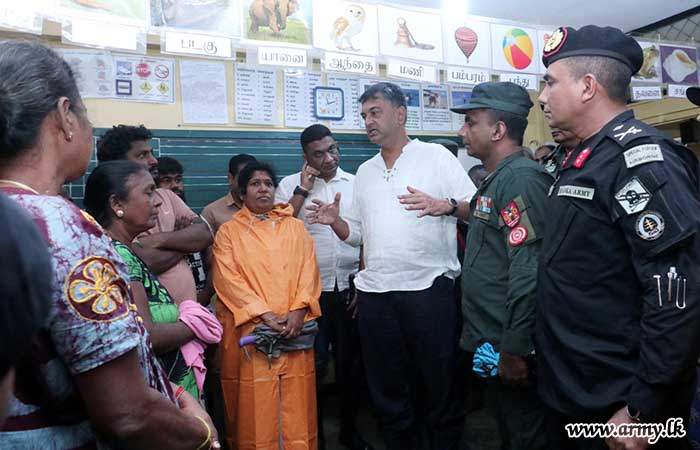 யாழ் மற்றும் கிளிநொச்சியில் வெள்ளத்தால் பாதிக்கப்பட்ட பகுதிகளுக்கு பாதுகாப்பு செயலாளர் விஜயம்