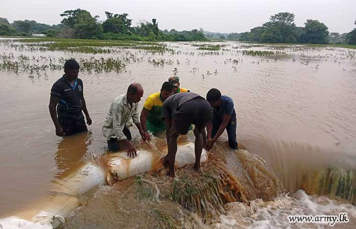 Troops of 5 (V) GR Restored the Damaged Bund of Maradanmaduwa Tank