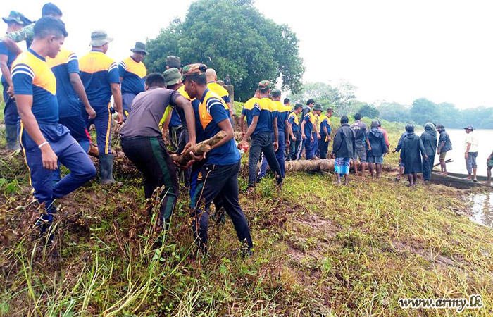 7 SLSR Troops Restore Alaikalla Poddakulam Tank Bund