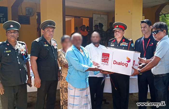 Troops of 11 (V) SLSR Conduct Donation Programme