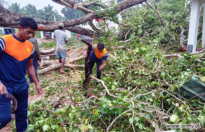 2 (V) VIR Assists in Clearing Fallen Tree at Thulana Sri Bhodirajaramaya