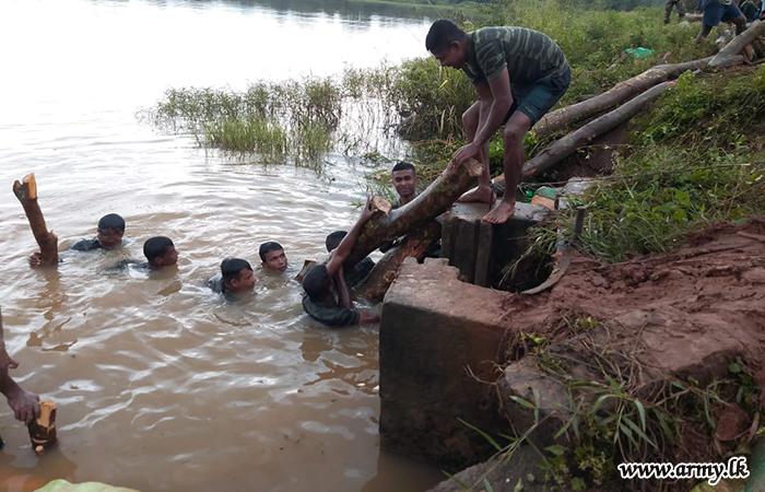20 SLSR Troops Restore Damaged Uva Kudaoya Mahara Tank Bund