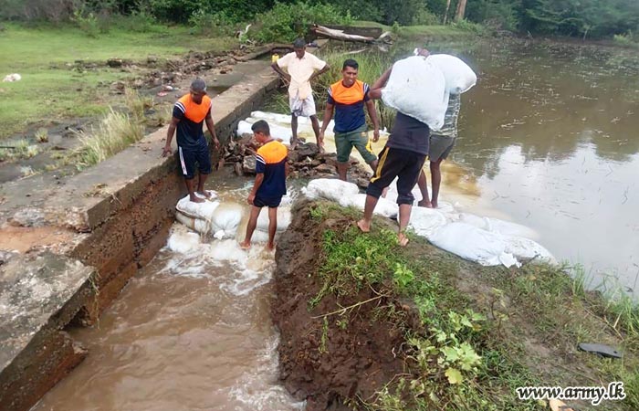 Troops of 16 SLSR Repair Panainidankulam Tank Bund