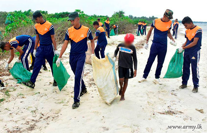 Troops of 55 Infantry Division and 552 Infantry Brigade Clean Pallikudah Beach