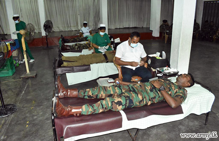 6 වන ශ්‍රී ලංකා කාලතුවක්කු හමුදාවේ නිලධාරින් සහ සෙසුනිලයන් ලේ දන්දීමේ සමාජ සත්කාරක වැඩසටහනකට එක්වෙයි