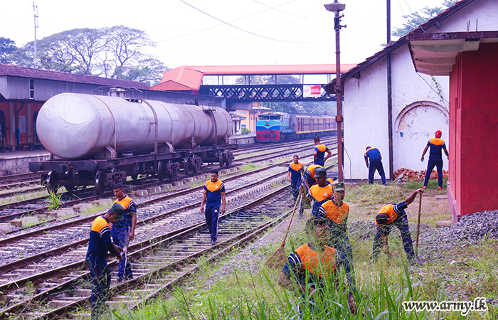 SLNG Conducts Cleaning Programme at Kurunegala Railway Station