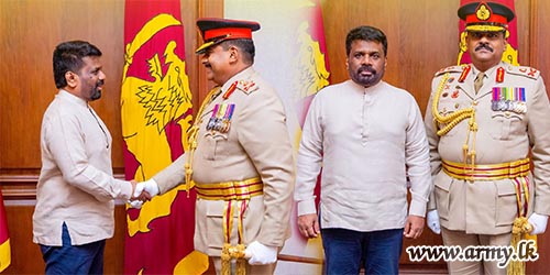 Commander of the Army Pays Courtesy Call on HE the President