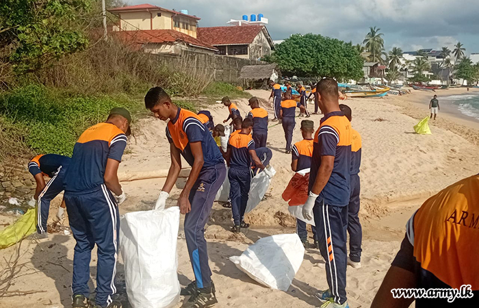 Troops of 2 (V) Battalion, Gajaba Regiment Conduct Trincomalee Beach Cleanup Programme