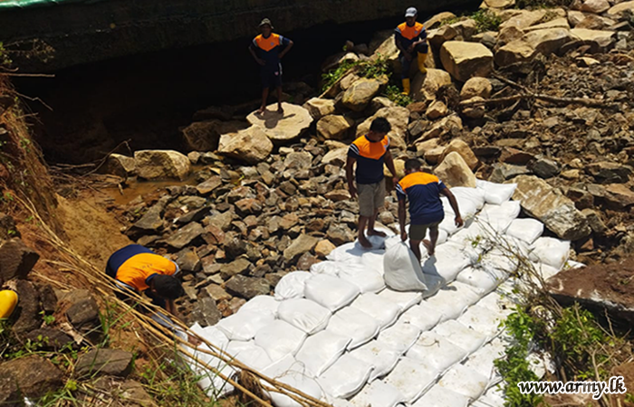 18 GW Troops Restore Karadandara Tank Embankment in Siyambalanduwa