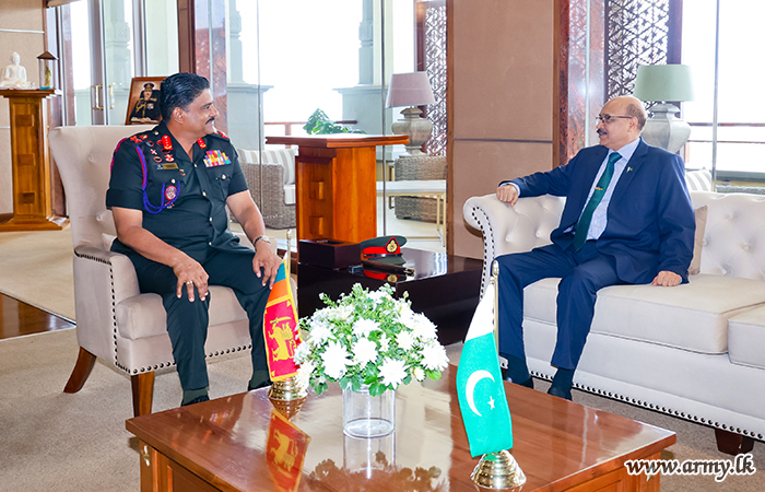 Pakistan High Commissioner and Defence Attaché Call on Commander of the Army