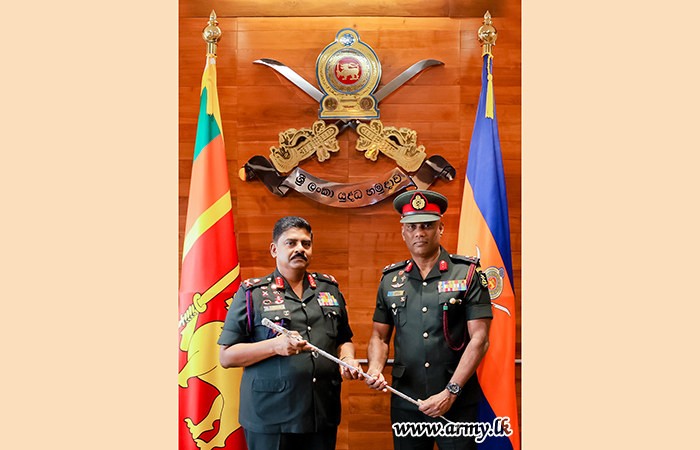 Newly-Promoted Major General Receives the Symbol of Authority