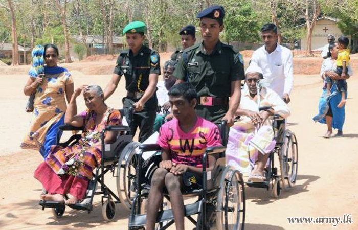 இராணுவ ஒத்துழைப்புடன் 100 சக்கர நாற்காலிகள் பகிர்ந்தளிப்பு