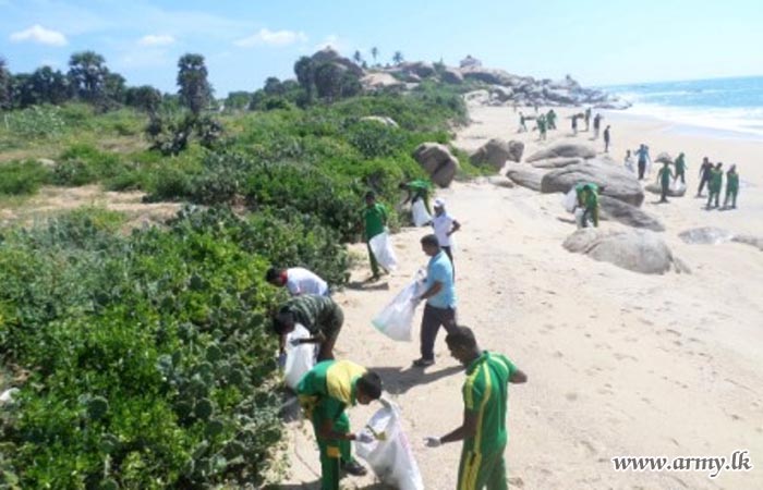 23 GR Troops in Hambantota Clean the Kirinda Beach Front