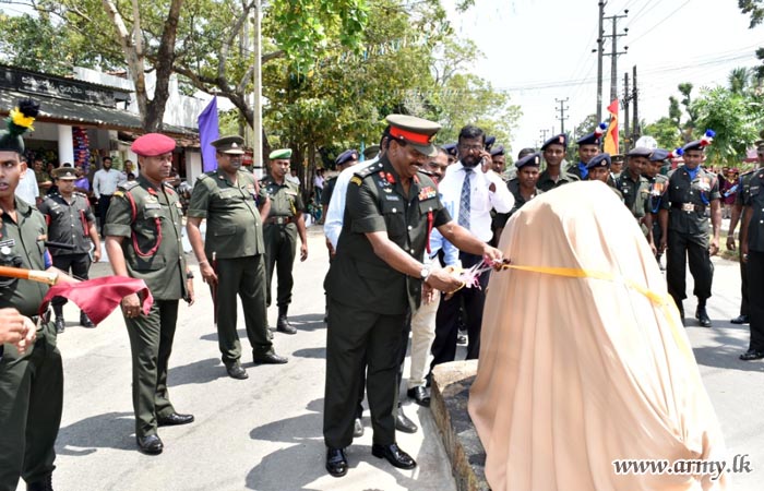 24 වන සේනාංකයේ භට පිරිස් වෙතින් මහාචාර්ය ස්වාමි විපුලානන්ද පිළිරුවට උපහාර