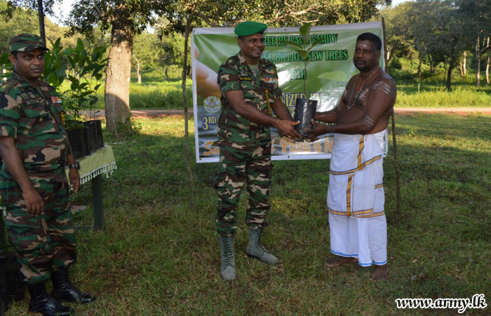 இராணுவத்தினரால் குறைந்த வருமானத்தில் வாழும் குடும்பங்களுக்கு பெறுமதியான மரக் கன்றுகள் பகிர்ந்தளிப்பு