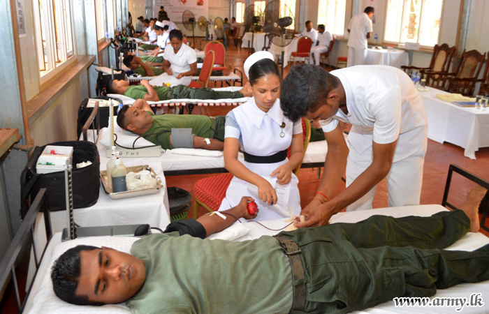 4 Artillery Troops Give Blood to Jaffna Patients 