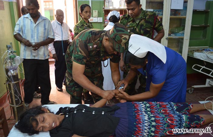 Army-Organized Mobile Medical Camp Treats Manipay Civilians 