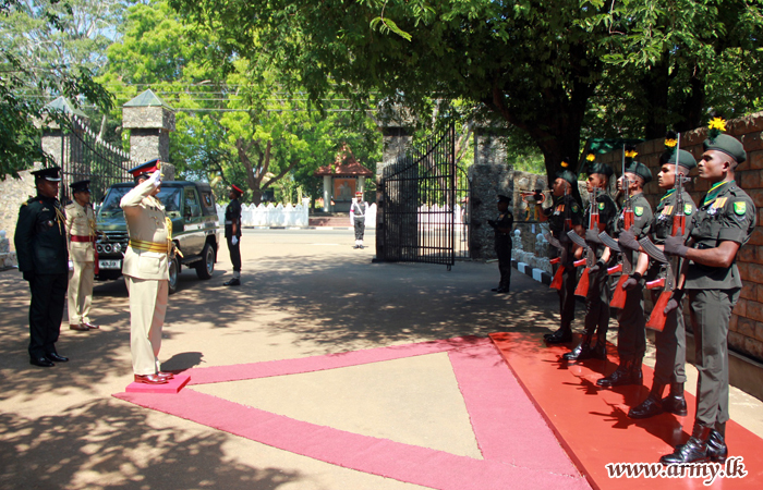 Newly-Promoted GOC Welcomed in Guard of Honour