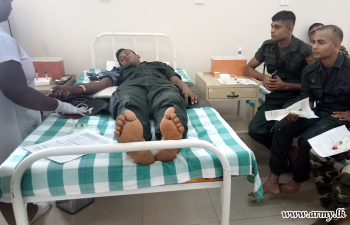 Kilinochchi Troops Donate Blood on Request of Hospital Authorities