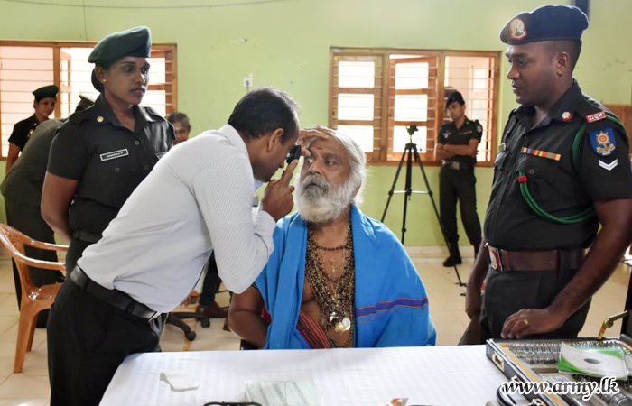 59 Div Coordinates Free Distribution of Spectacles to Mullaittivu Civilians